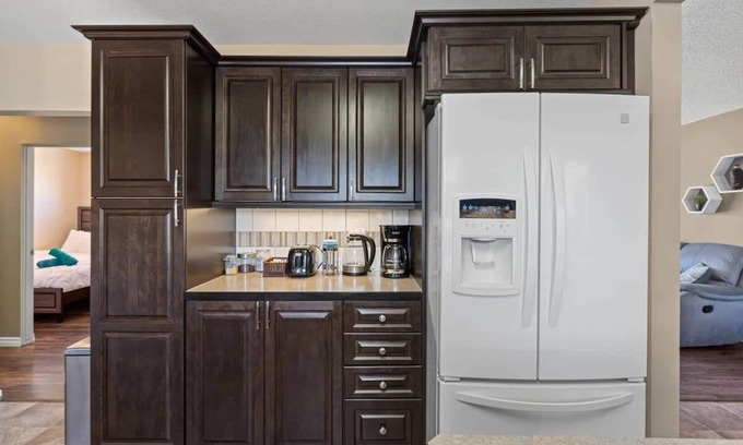 Drumheller House | Bahama Breeze | Beach-Themed Home | Hot Tub & Cozy