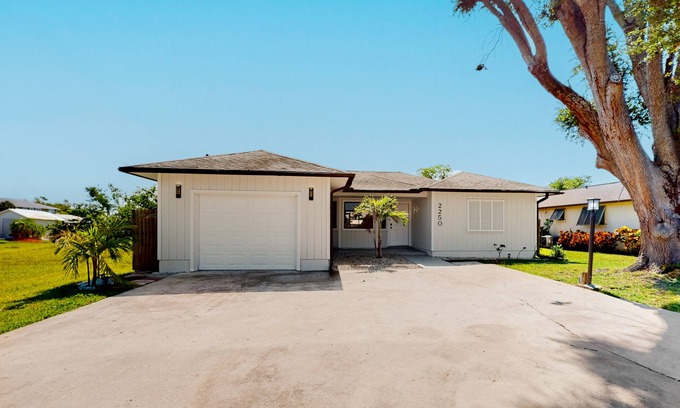 Fort Myers Shores House | Bahama Breeze | Waterfront House in Ft. Myers