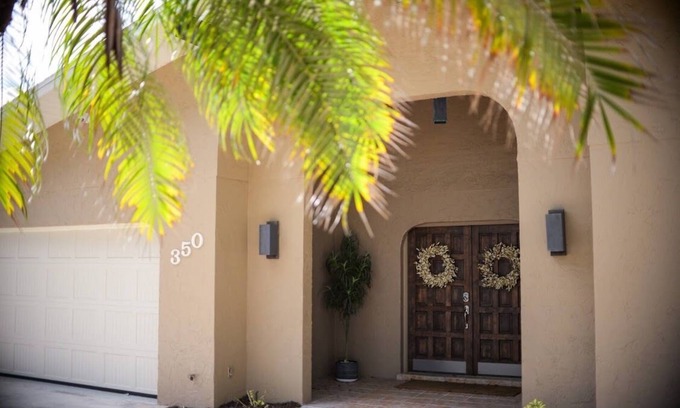 South Venice House | Bahama Villa - Minutes to Venice Beaches-ping-pong-pickle ball court-game room