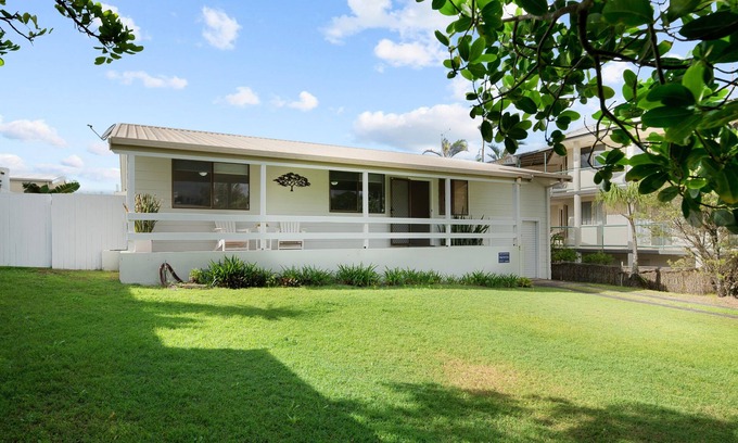 East Ballina House | Bailey's Beach House - Original East Ballina Beach House With Ocean Glimpses