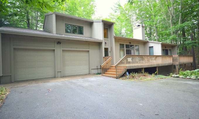 Norton Shores House | Bailey's Beach Retreat 1 mile from Lake Michigan