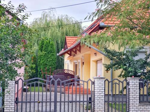 Keszthely House | Balaton-parti Kertes Nyaraló