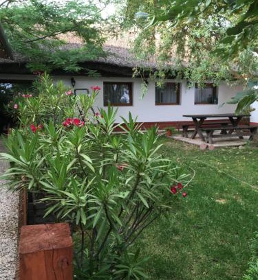 Balatonkenese House | Balatonkenesei Nádfedeles Lovas Vendégház