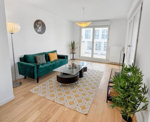 Chatenay-Malabry Apartment | Balcon ensoleillé, design moderne
