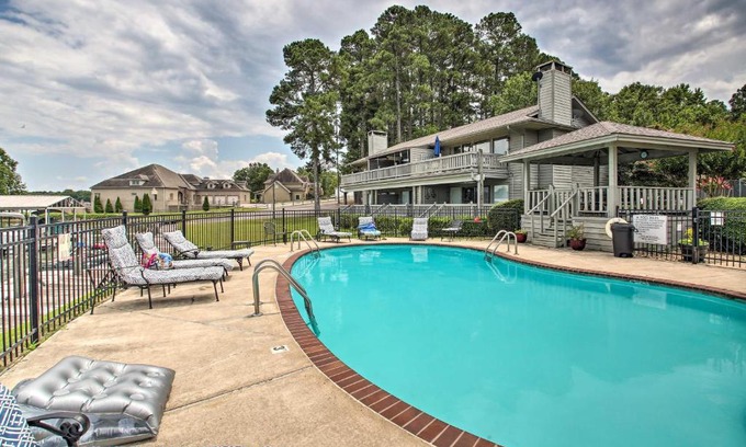 Hot Springs Apartment | Balcony and Lake Access Hot Springs Getaway!