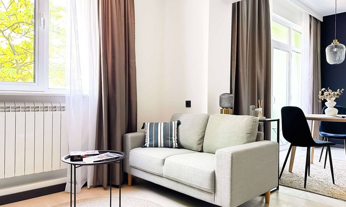 Oborishte Apartment | Balcony Bliss + Smart TV + Walk to Metro and Park