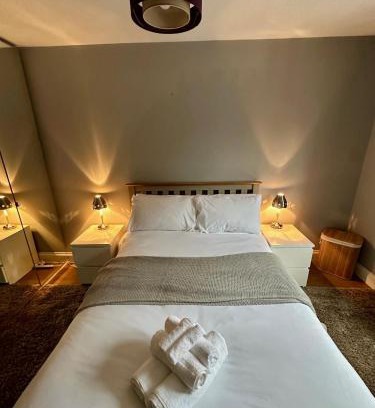 Reading Apartment | Balcony Breeze - City Centre FREE Parking Available