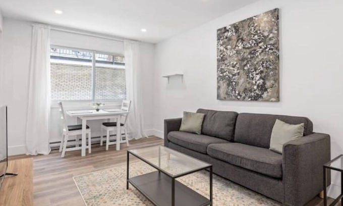 Cote-Des-Neiges—Notre-Dame-De-Grace Apartment | Balcony Hdtv Office Chair+desk Self Check-in