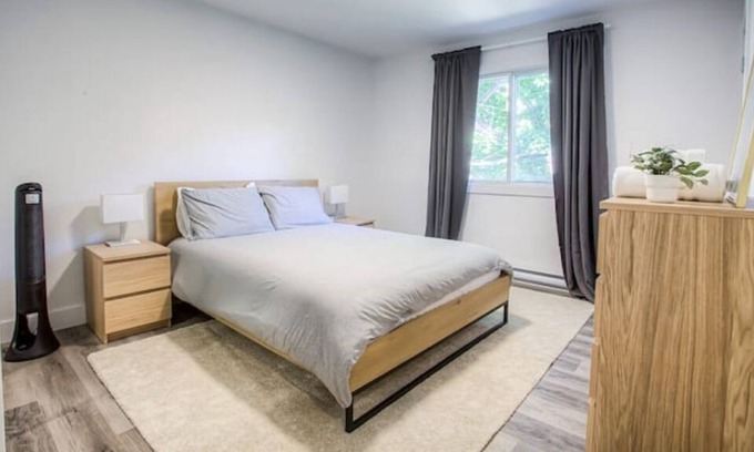 Cote-Des-Neiges—Notre-Dame-De-Grace Apartment | Balcony Hdtv Office Chair+desk Self Check-in