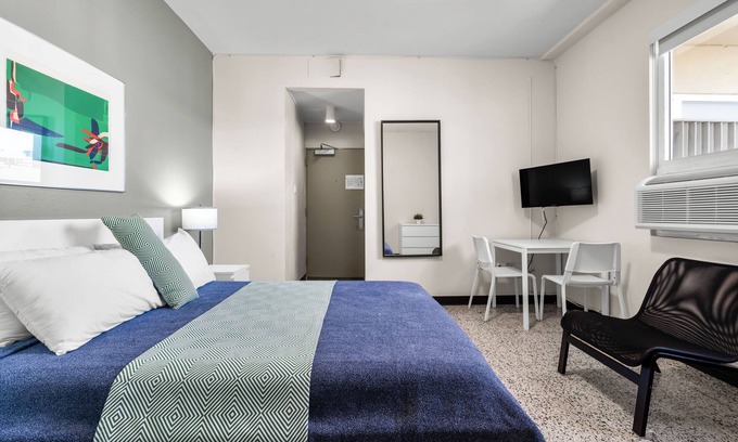 Miramar Apartment | Balcony | Smart TV | Free Parking | Near The Beach | Air Conditioner