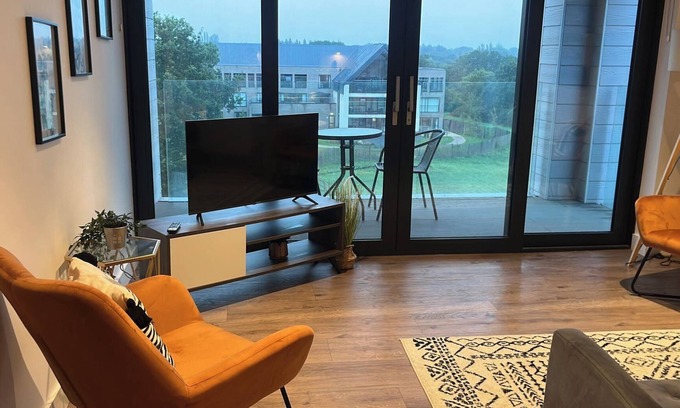 Earlswood Apartment | Balcony View Apartment- Sleeps 5 & Private Parking