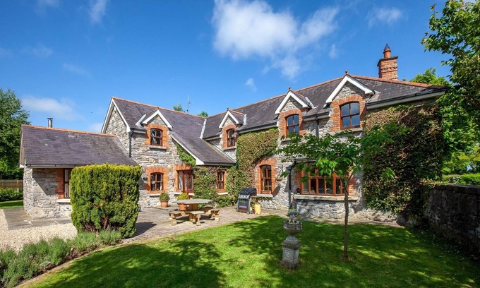 Black Bull House | BALLYMAGILLEN HOUSE, pet friendly, with open fire in Dunboyne
