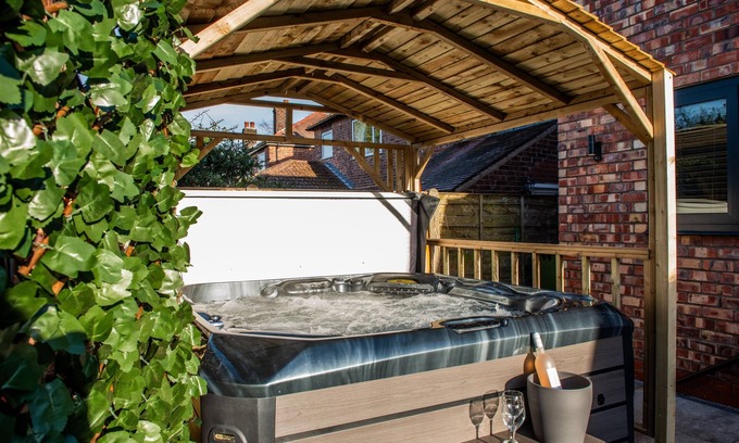 Trafford House | Balmoral House - Group Hot Tub getaway