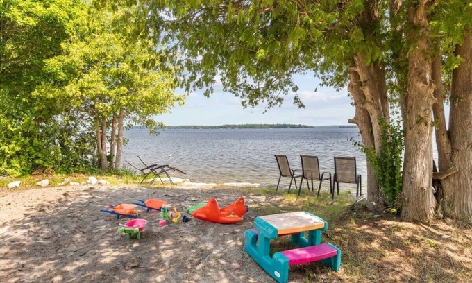 Victoria Road Cottage | Balsam Bliss: Waterfront|Dock|Games|Kayak|Firepit