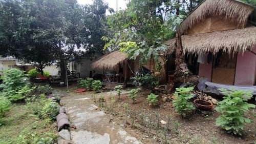 Bai Lan Resort | Bamboo Hut Resort and Restaurant