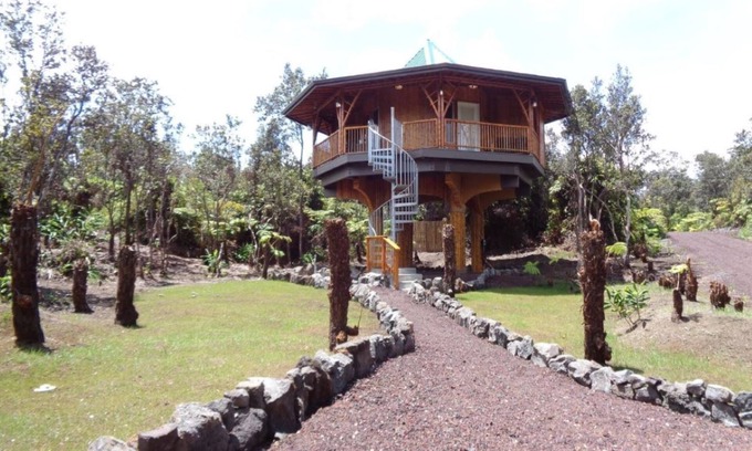 Ohia Estates House | Bamboo Treehouse for 2 Near Volcanoes National Park