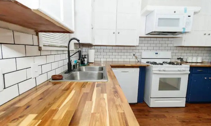 Broadmoor House | Banana Cabana- Entire 3 bedroom and 1 bath!