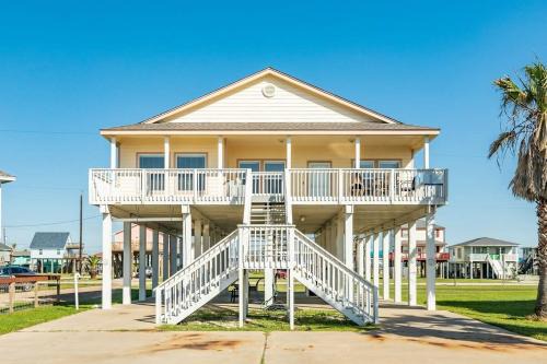 Surfside Beach House | Banana Cabana - Quick Walk to Beach & Restaurants