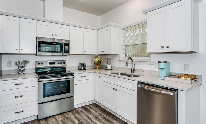 South Pensacola House | Banana Cream Pie - Beach, Family Park, Downtown Pensacola. Perfect location!