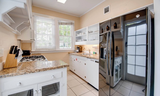 Historic Seaport House | Banana's Foster Guesthouse