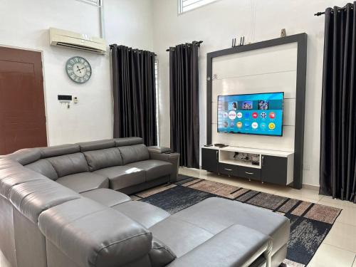 Malacca City House | Bandar Melaka Family Bungalow Private Pool BBQ WiFi Netflix