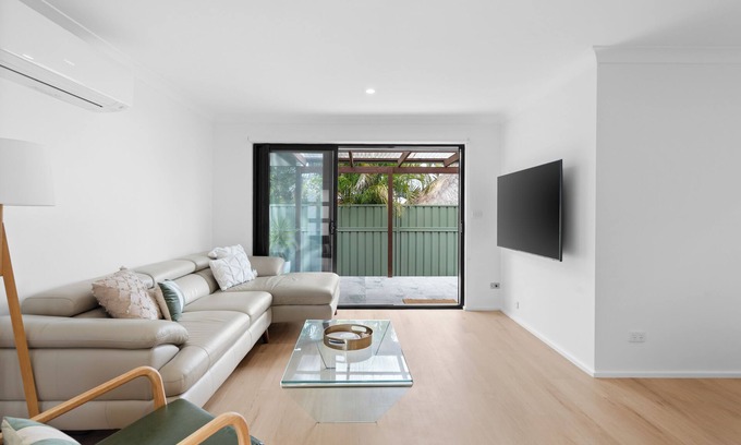 Forster Villa | Banksia Breeze Villa - 100m to One Mile Beach