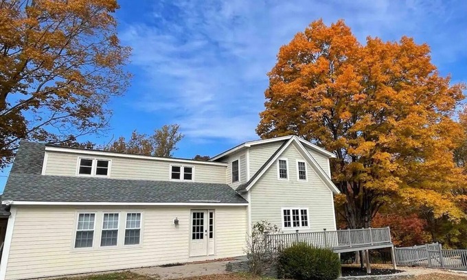Lakeside House | Bantam Beauty - Surrounded By Nature!
