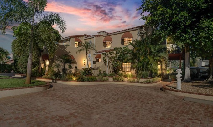 Venice Hotel | Banyan House Vacation Rentals