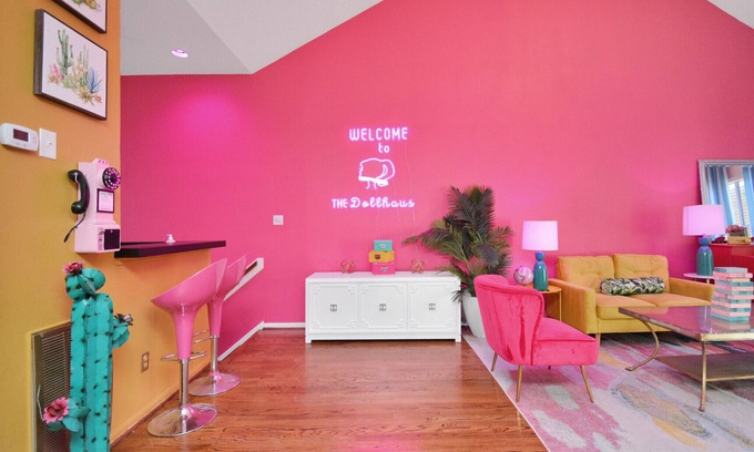 Neartown House | BARBIE’S WORLD DOWNTOWN/MONTROSE/MUSEUM DIST