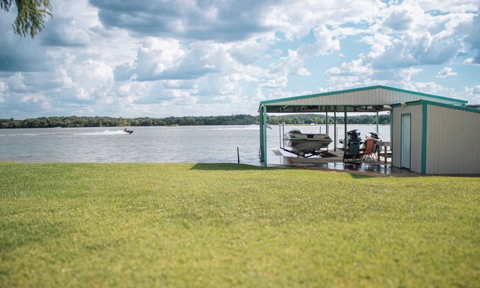 Kingsland House | Bare Feet Retreat: Family-Friendly Lakefront Escape.