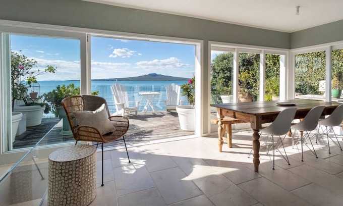 Devonport Apartment | Barefoot on the Beach in Devonport