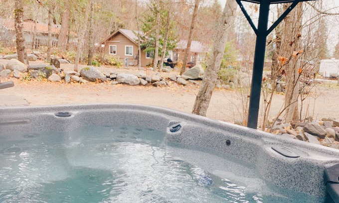 Christina Lake Cabin | Barefoot Villas Cabin 3 Caribou