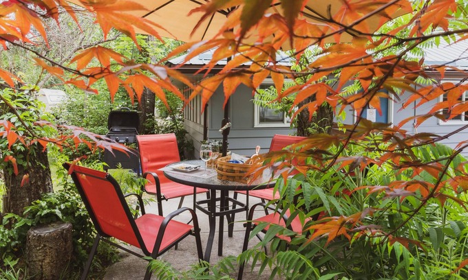 Christina Lake Apartment | Barefoot Villas Room 1 Redwood