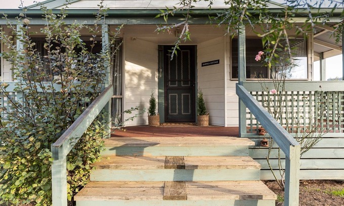 Mansfield Cottage | Baringa Cottage - Quant little farm stay cottage sitting amongst the surrounding mountain views.