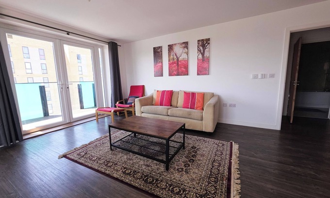 Thames Apartment | Barking 2 Bed Apt with Parking & Good Travel Links