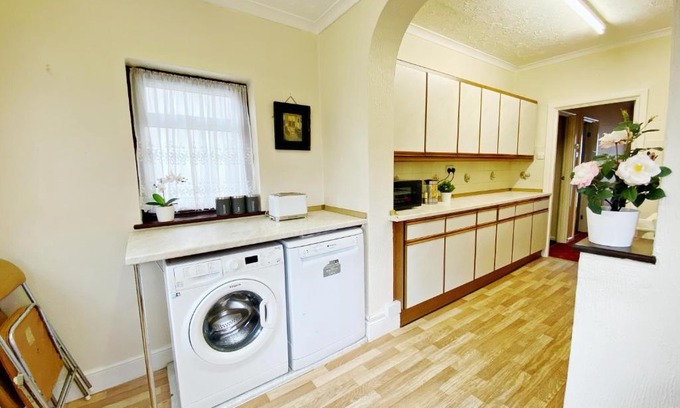 Longbridge House | Barking London House sleeps 12 - parking - train tube - airport
