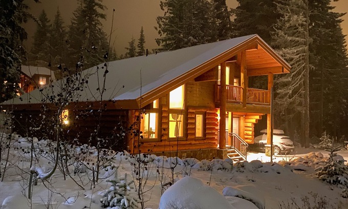 Government Camp Cabin | Barlow Pines Lodge - spacious cabin next to Ski Bowl with a Mt. Hood view