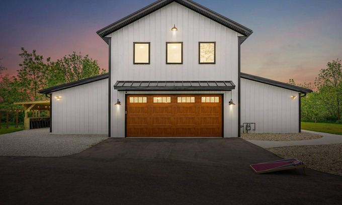 Mount Pleasant House | Barn! B-Ball Court/Mini Golf/Sports Bar/Tiki Bar/Theater/Arcade/Hot Tub/Fire Pit