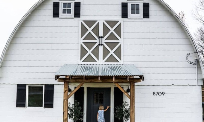 Three Oaks House | Barn of Three Oaks near Lake Michigan Journeyman