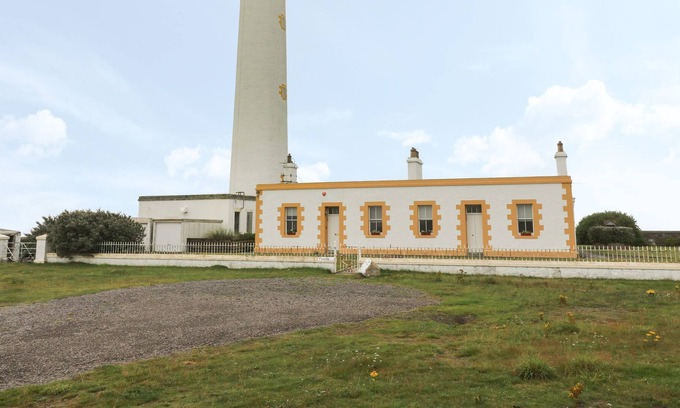 Dunbar Cottage | BARNS NESS LIGHTHOUSE COTTAGE, pet friendly, with a garden in Dunbar