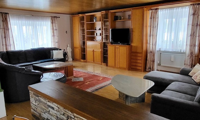 Ihrlerstein Apartment | Barrierefreundliches Großes Ferienhaus mit Zwei Terrassen