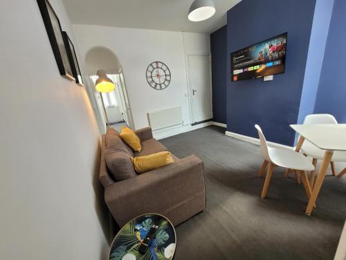 Tunstall House | Basford House- 3 bed, 2 bathroom house by Catchpole stays