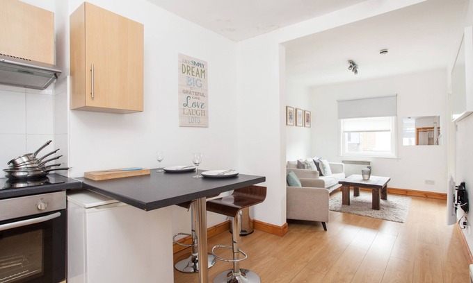 London City Centre Apartment | Basic Apartment for Two Amazing Location