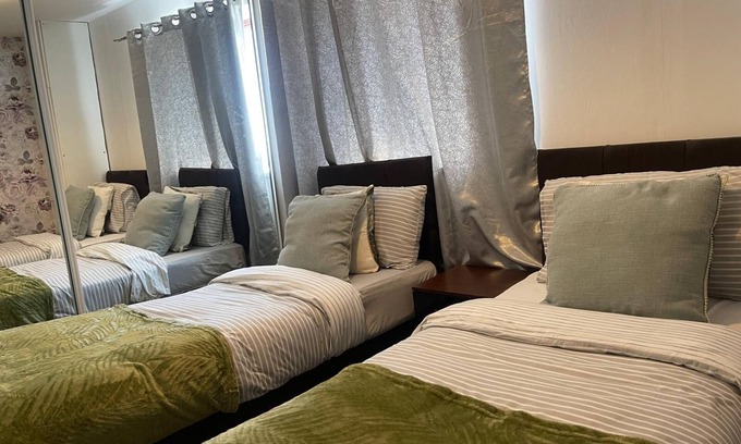 Basildon House | Basildon 3 Bedroom - Free Parking, Private Garden