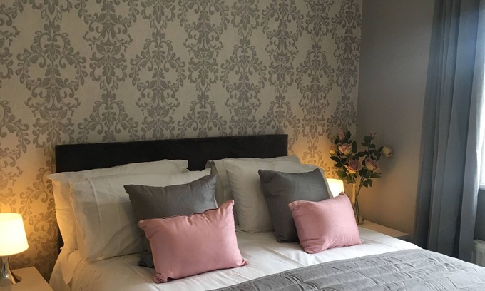 Laindon House | Basildon , Laindon 3 bedroom semi- detached house .