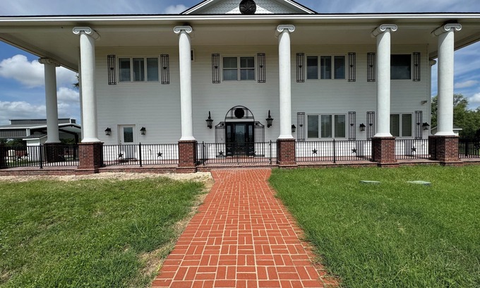 Hondo House | Basque in this 6 bedroom, 5.5 spacious home. Perfect space for entertaining!