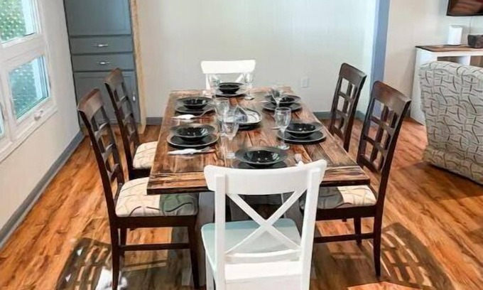 Adolphustown House | Bass Cove Beach Club - Lakefront cottage with Sauna