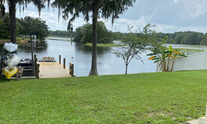Inverness House | BASS HAVEN 3/1 Lake home. Beautiful Lakefront View. Fish right in the back yard