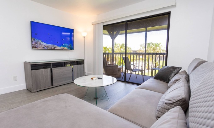 Clewiston Apartment | Bass & Sun Modern & Pool View ! 2/2 Bedroom