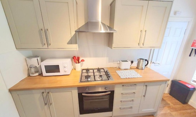 Sittingbourne Apartment | Bassett Flat with 2 Bedrooms and Superfast Wi-Fi